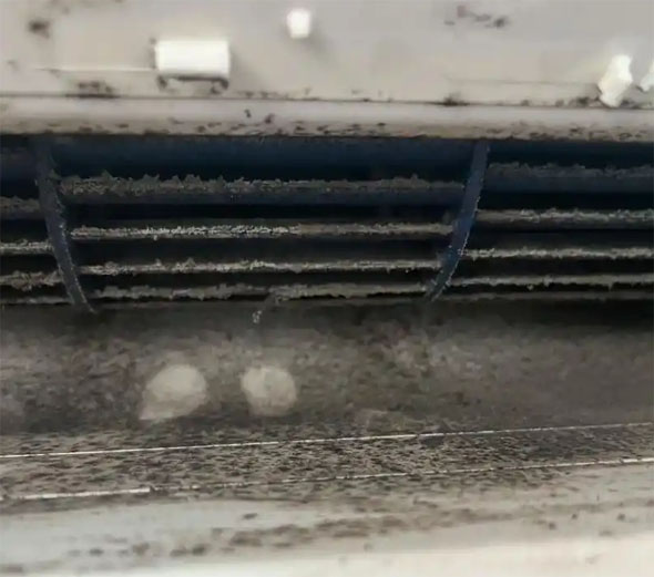 湖滨空调吹的风有股烧焦味是怎么回事